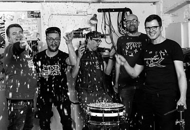 Halb aus Plastik (Foto: Band)