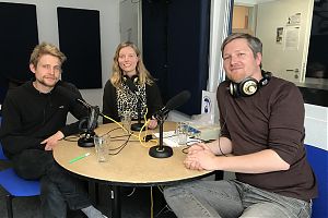 Jaromir Kröger (GGUA) und Jana Büker (Caritas) mit Moderator Andre Schuster (v.l.n.r.; Foto: Klaus Blödow)