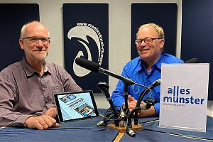Bei seiner Buchpremiere stellt ALLES MÜNSTER-Redakteur und Autor Michael Bührke (li.) seinen „Krimiführer Münster“ vor. Den Livestream moderiert Ralf Clausen. 