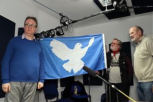 Jewgeni Arefiew, Klaus Blödow und Hugo Elkemann hissen im Studio die Friedensfahne.(Foto: Lothar Hill)