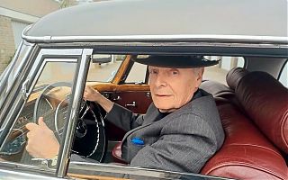 Peter Heinrich in seinem Mercedes-Benz,  Baujahr 1958 (Foto: privat)    