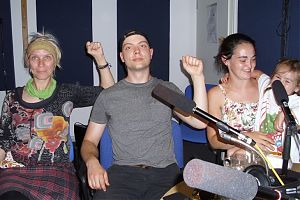 Streikende Mitarbeiter*innen der Uniklinik Münster: Anita Cronjäger aus der Kita, Florian Pöting aus der Küche und Leonie Decking, OP-Schwester in der Chiurgie. (v.l.n.r.; Foto: Klaus Blödow )