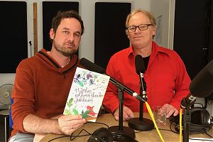 David Gruschka vom echtzeit-Theater mit dem Programm zum 11jährigen Jubiläum, sowie Moderator Ralf Clausen. (Foto: Peter Henkenborg)