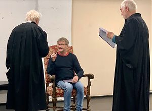 Regisseur René Heinersdorff bei der Probe "Die Zwei Päpste" (Foto: Tanja Weidner)