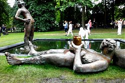 "Sketch for a fountain - Skizze für einen Brunnen" von Nicole Eisenman
