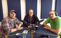 Aus der Freien Szene im Studio: v.l.n.r. Tilman Rademacher (Schauspiel und Regie), Dennis Welpelo (medienforum münster e. V.) und Jan Termath (Musik)