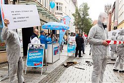 Kunstperformance "Tatort Rassismus" der Gruppe "Keine Stimme der AfD"