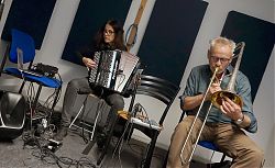 Anja Kreysing und Helmut Buntjer musizieren live im Studio