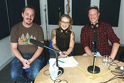 Die FH-Studenten Axel Witteler und Bastian Floth mit Moderatorin Deborah Thielert