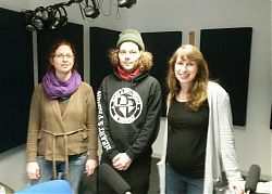 Moderator Fabian Lickes mit den „Foodsaverinnen“ Aline und Carmen 