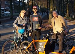 Uschi Heeke, Simon Chrobak und Ralf Clausen mit ihren Rädern auf der Promenade. (Foto: Detlef Lorber)