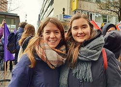 Zarah Rietschel und Marisa Uphoff beim Frauen*streik 2019 in Münster. (Foto: Marisa Uphoff)