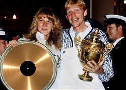 Cindy und Bert nehmen ihre erste goldene Schallplatte in Empfang (Bild: S. T. Tisch)
