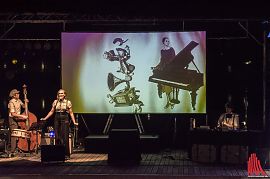 Mit „Ein rätselhafter Schimmer“ präsentiert der Zeichner Robert Nippoldt mit dem Trio Größenwahn eine Show zu den Zwanziger Jahren, die alle Sinne anspricht. (Foto: Thomas Hölscher/ALLES MÜNSTER)