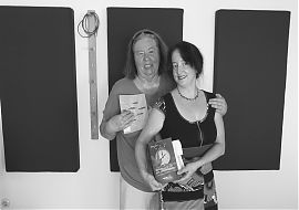 Renate Rave-Schneider mit Autorin Andrea Timm.
