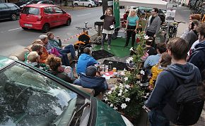 Am 20. September werden wieder einige Parkplätze in etwas Wohnliches verwandelt, oder wie hier zur Theaterbühne. (Foto: Simon Chrobak)