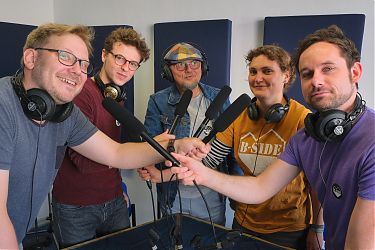 v.l.n.r. Dennis (Moderation); B-Side-Team: Ben, Burkhard, Greta und von der Initiative moNOkultur David (Foto: Achim Hennecke) 