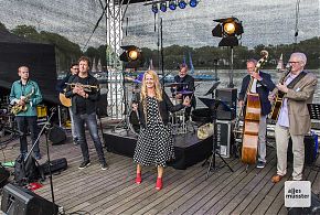 Jazz-Musiker (rechts das Jazz Lounge Trio) aus Münster beim Promi-Kellnern am Aasee (Foto: Thomas Hölscher/ ALLES MÜNSTER)