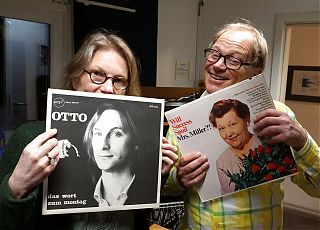 Zum Karneval präsentieren Uschi Heeke und Ralf Clausen alte Schallplatten voller Albernheiten, Blödeleien und Parodien. (Foto: Detlef Lorber)